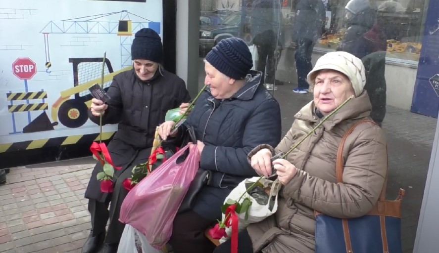 (video) Cristian Sauciuc  a oferit flori de 8 Martie